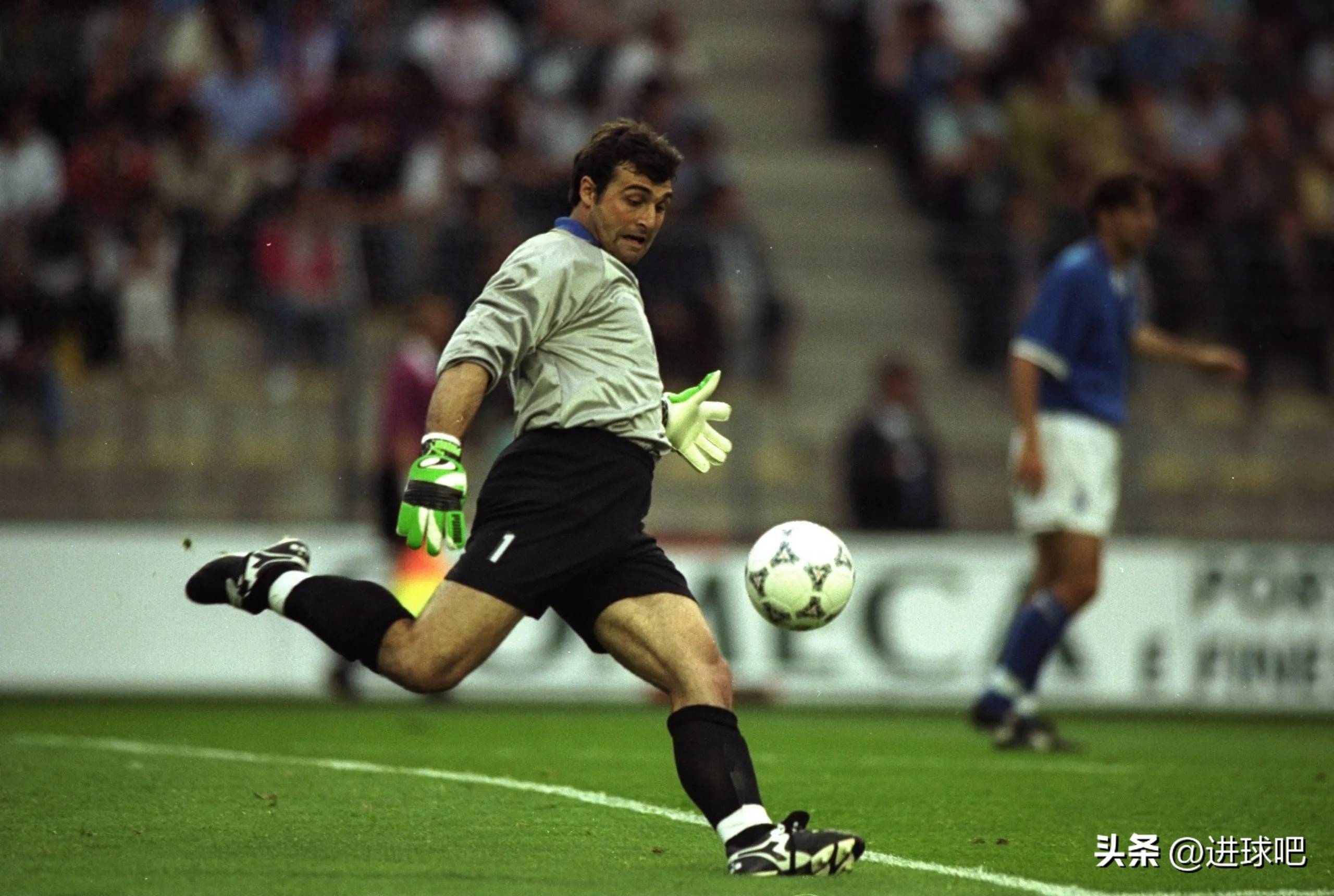 包含意大利球员表现出色成为球队进攻利器的词条