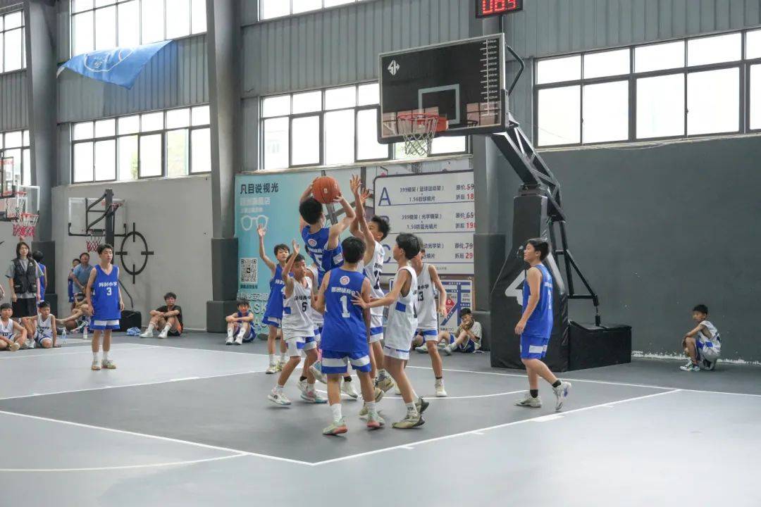 一位退役球员重返球场，开展篮球公益活动的简单介绍