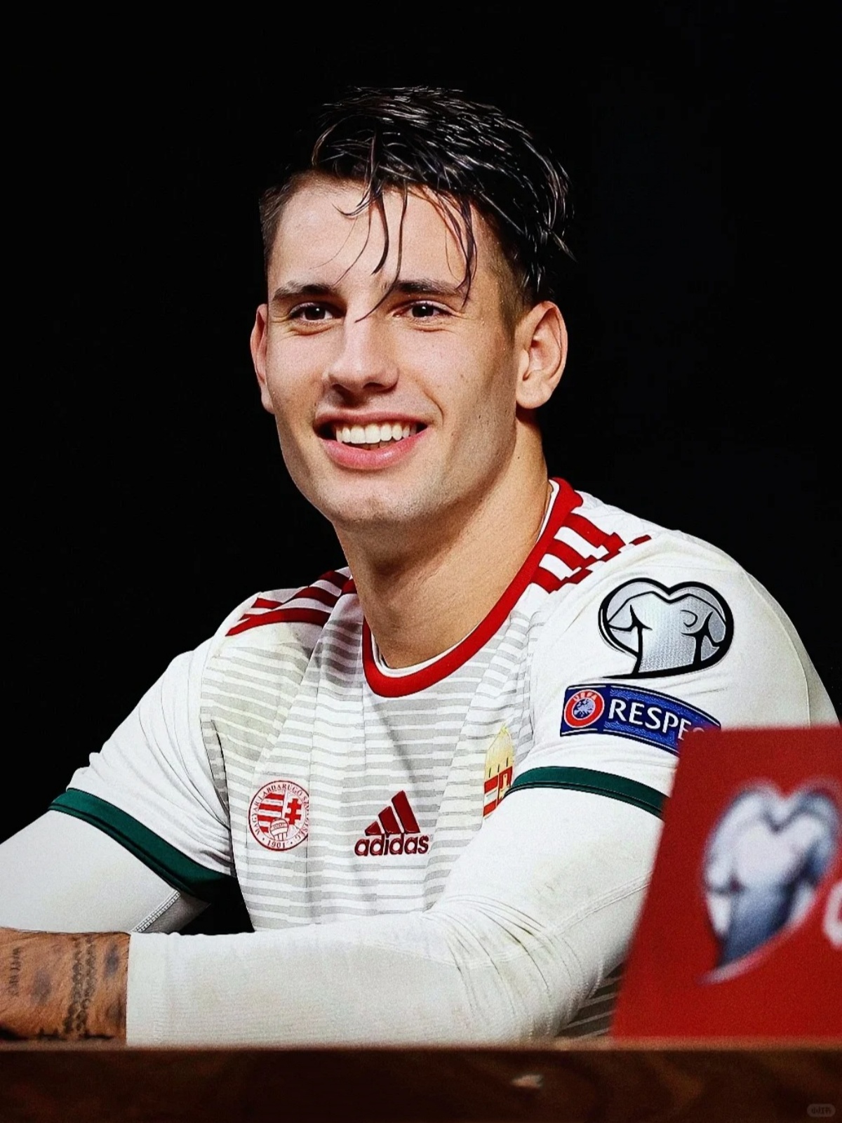 包含足球赛事最新发展，球员表现备受瞩目的词条