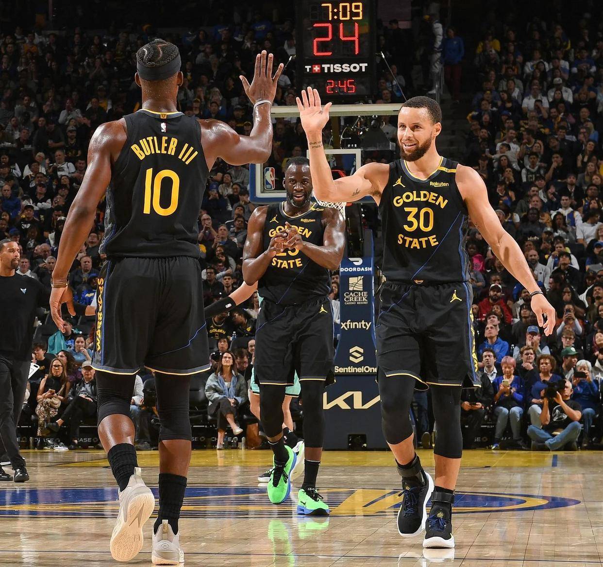 巴特勒险胜勇士，冲击季后赛关键表现点燃全场！的简单介绍